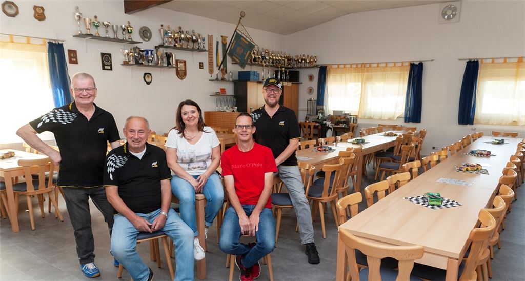 Hans Bergmann (v. li.) , Wolfgang Kraft, Anna Wiertelarz, Frank Kessler und der Vorsitzende Stefan Kessler haben beim Wiederaufbau des RKV-Vereinsheims großen Einsatz gezeigt und freuen sich nun, dass das Domizil wieder in Betrieb ist. Foto: Fotomoment