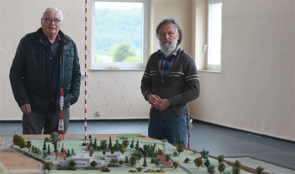 Hans-Bernd Weiner (li.) und Jürgen Fegert, Geschäftsführer der „Senderretter“, erklären, warum sie das Areal an die Stadt verkaufen wollen. Die Halle, die auf dem Grundstück steht (Foto unten), ist ein Faktor der neuen Dynamik. Ein anderer ist das Alter der Eigentümer. Irgendwann werde man nicht mehr da sein, der Sender hoffentlich schon, so Fegert. Fotos: Disselhoff