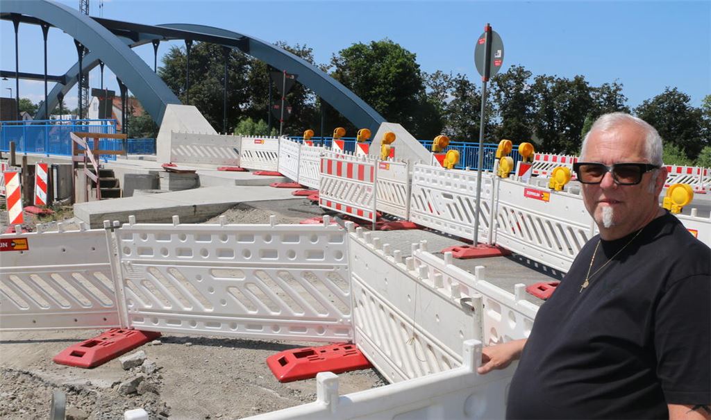 Hans-Dieter Slobodkin an der Straße „Unterm Berg“, wo seit etwa zwei Wochen keine Bauarbeiten stattfinden. Gesperrt ist die Verbindung für Autofahrer trotzdem. Das ärgert den Bäckermeister, der mit Blick auf die Problembaustelle zunehmend eine„Ohnmacht“ fühlt. Fotos: Disselhoff