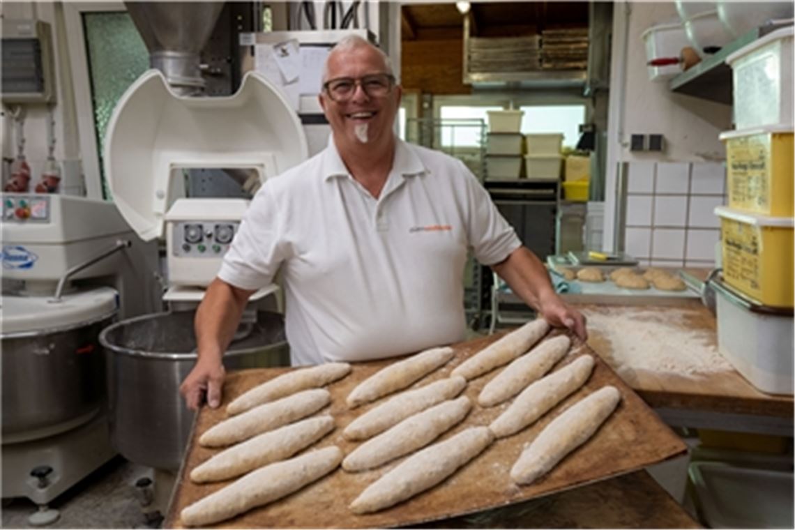 Hans-Dieter Slobodkin mit Dinkelsprossenbaguette, die vor allem im Sommer gebacken werden. Sie passen gut zum Grillen. Fotos: Recken