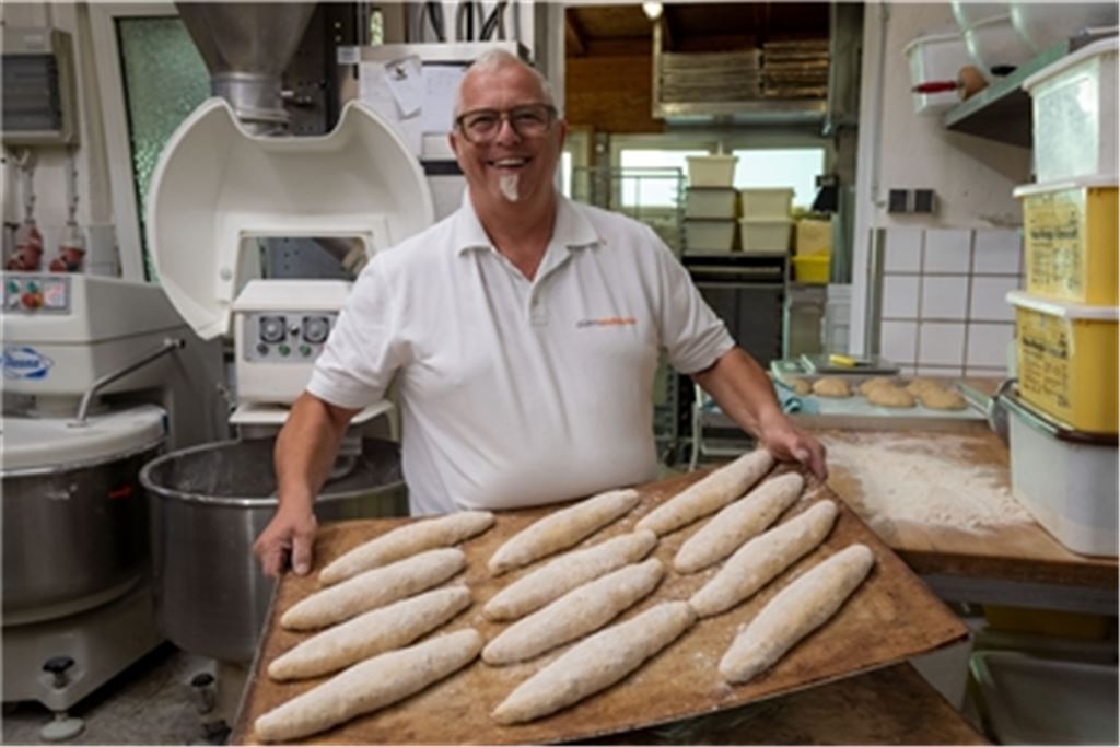 Hans-Dieter Slobodkin mit Dinkelsprossenbaguette, die vor allem im Sommer gebacken werden. Sie passen gut zum Grillen. Fotos: Recken