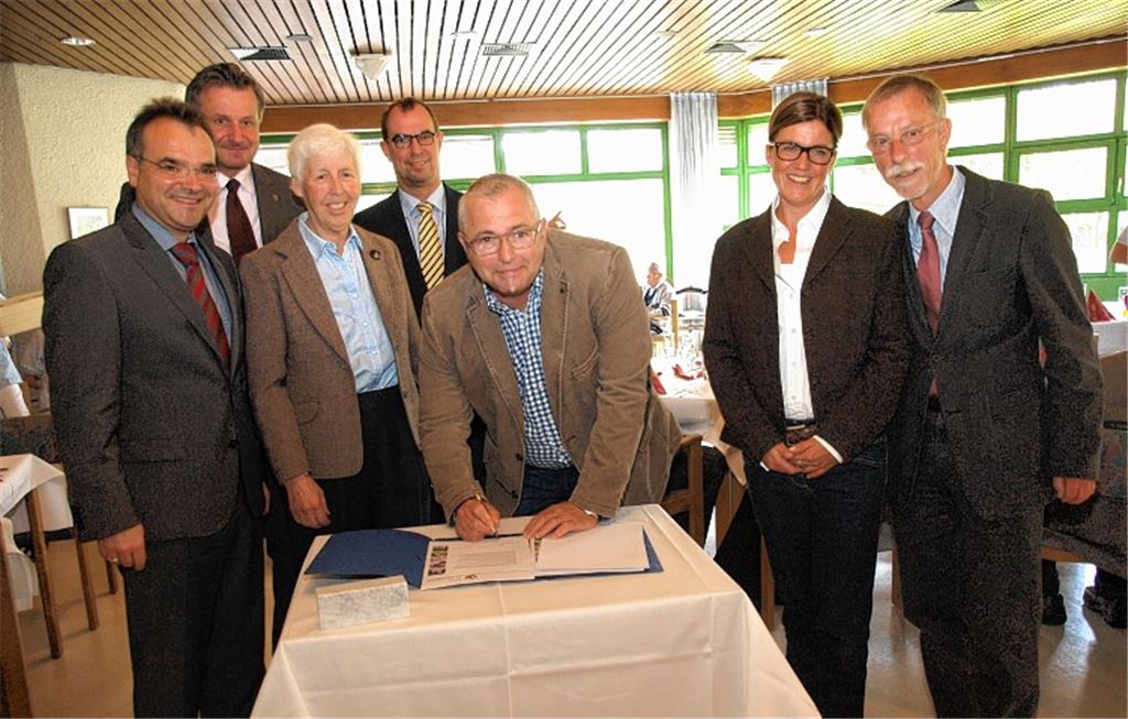 Hans-Dieter Slobodkin unterzeichnet die Vereinbarung mit der Stiftung St. Franziskus im Beisein von Heimleiter Markus Schellinger, FDP-Landtagsfraktionsvorsitzendem Dr. Hans-Ulrich Rülke, Stiftungsvorstand Erika Langner, OB Frank Schneider, Beate Slobodkin und Dr. Johannes Bastian. Foto: Appich