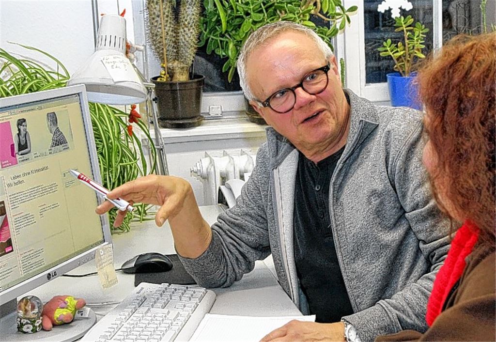 Hans Gölz engagiert sich bei der Pforzheimer Außenstelle der gemeinnützigen Gesellschaft Neustart als Bewährungshelfer. Diebin Tanja (Name von der Redaktion geändert) freut sich über den Ansprechpartner mit Zeit. Die Chancen, dass sie ihr Leben in den Griff bekommt, stehen gut. Foto; Hansen