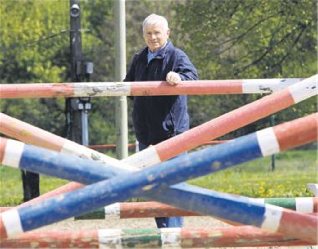 Hans Hoffmann behält im Wirrwarr der Stangen den Überblick. Der 71-Jährige vom RFV Forst gestaltet seit vielen Jahren Parcours für Springreiten, auch beim Turnier in Mühlacker.
Foto: Eigner