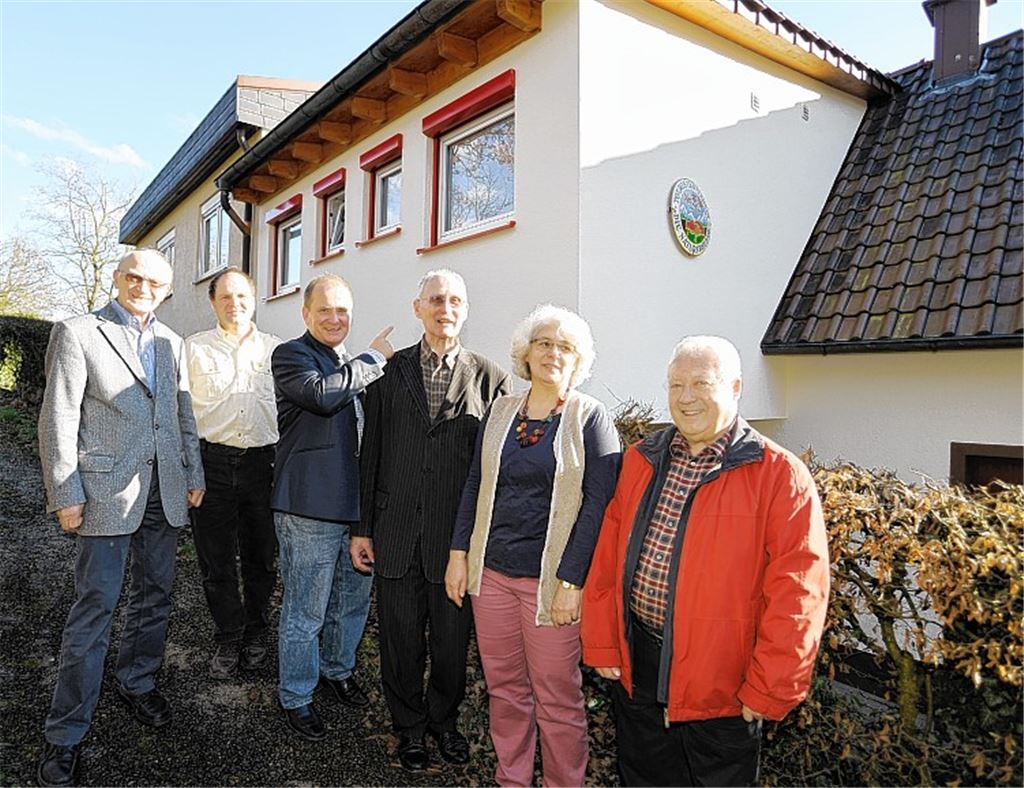 Hans Huber, Hans Bachmann, Bürgermeister Winfried Abicht, Jürgen Roth, Ursula Georg (Vorstandsmitglied Naturfreunde-Landesverband) und Naturfreunde Ehrenvorstand Walter Fischer (v. li.) vor dem neuen Sanitäranbau des Naturfreundehauses . Foto: Fotomoment