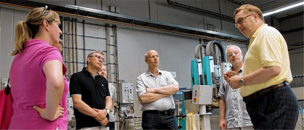 Hans-Joachim Kohn (re.) erklärt in der Produktionshalle die Vorzüge der LED-Beleuchtung, li. daneben Lothar Wittig, Geschäftsführer der Laslo GmbH.