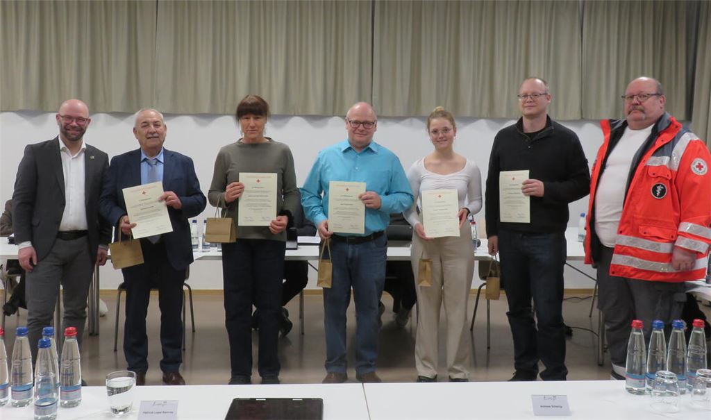 Hans-Joachim Smilowski (re.) vom DRK Knittlingen und Bürgermeister Alexander Kozel (li.) ehren Blutspender. Persönlich anwesend sind (ab 2.v.li.) Michael Egger, Andrea Kutscherauer, Kai Hagmaier, Leonie Hagmaier und Thomas Piringer. Foto: Becker
