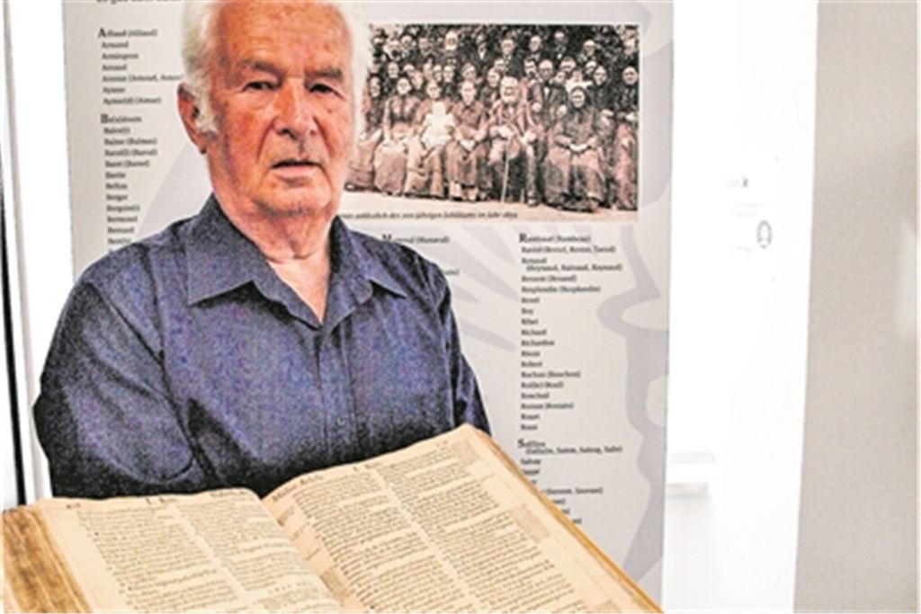 Hans Jouvenal mit der ehemaligen Familienbibel vor der Namensliste der Waldenser-Einwanderer. Er vermacht dem Pinacher Museum gleich noch zwei weitere Familienbibeln, die aus dem 19. und dem frühen 20. Jahrhundert stammen.Filitz