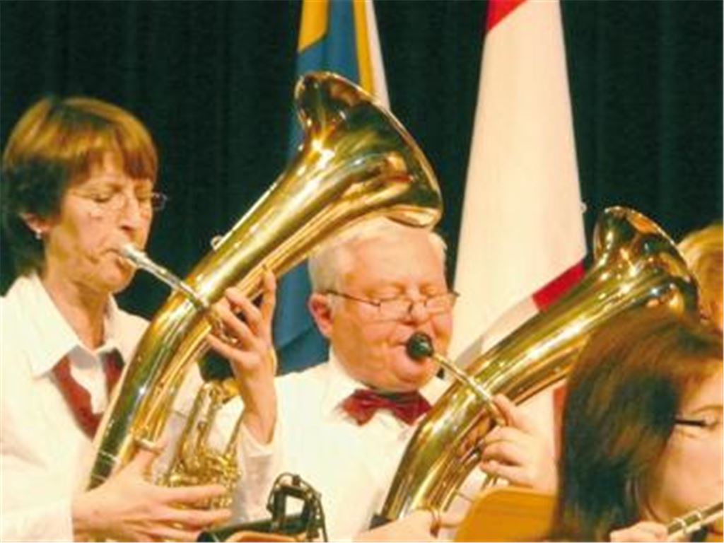 Hans-Jürgen Pisch am Tenorhorn beim Neujahrskonzert im Mühlehof. 
Foto: p