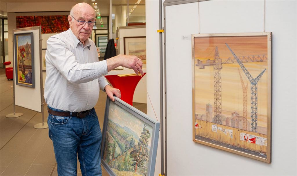 Hans Peter Bader bereitet die Ausstellung mit Werken seines Vaters vor. Fotos: Fotomoment