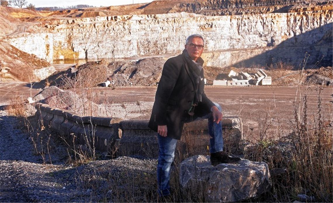 Hans Ulmer, Geschäftsführer der Natursteinwerke im Nordschwarzwald, versteht Art und Zahl der Beschwerden über die Sprengungen im Steinbruch an der Brettener Straße nicht. Foto: Sadler