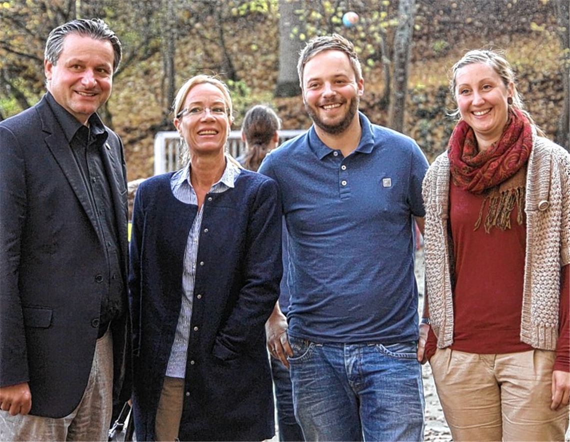 Hans-Ulrich Rülke (li.) mit seinen Gastgebern auf dem Schulhof.