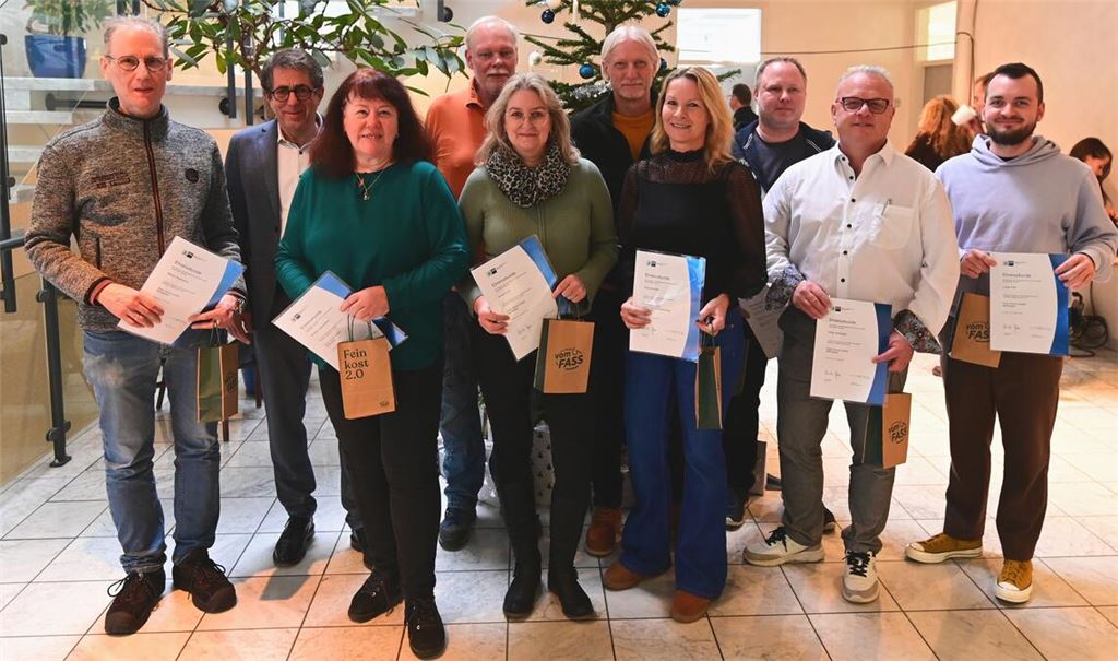 Hans-Ulrich Wetzel (2.v.li.) gratuliert Martin Haußmann (v.l.), Barbara Odenwälder, Uwe Smorra, Annett Kühn, Frank Willadt, Anja Schröder, Marc Doczekal, Oliver Böhringer und Lukas Falk zur langjährigen Betriebszugehörigkeit. Foto: Schüller