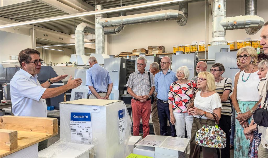 Hans-Ulrich Wetzel, Geschäftsführer der Elser-Gruppe, zeigt den Gästen die Technik und die Arbeitsabläufe bei Elser-Druck. Foto: Odenwälder