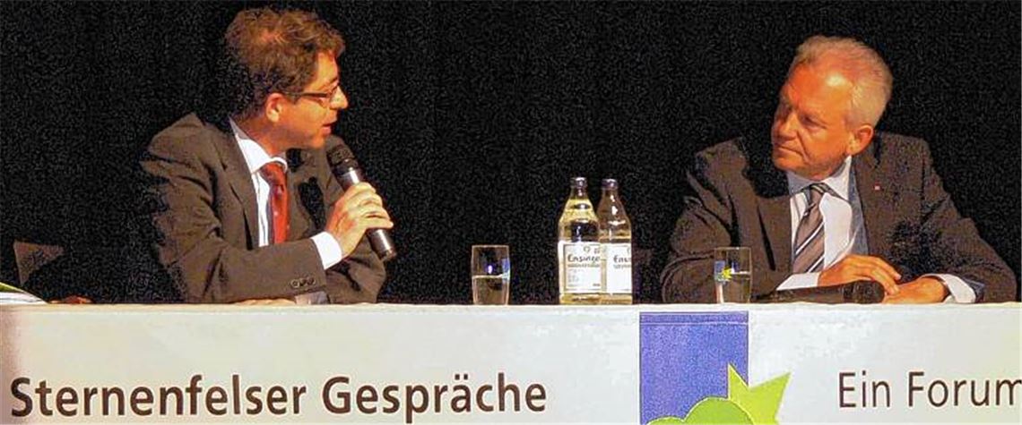 Hans-Ulrich Wetzel hakt nach: Als Moderator der „Sternenfelser Gespräche“ macht der MT-Geschäftsführer gegenüber Bahnchef Grube auch den Mühlacker Bahnhof zum Thema.