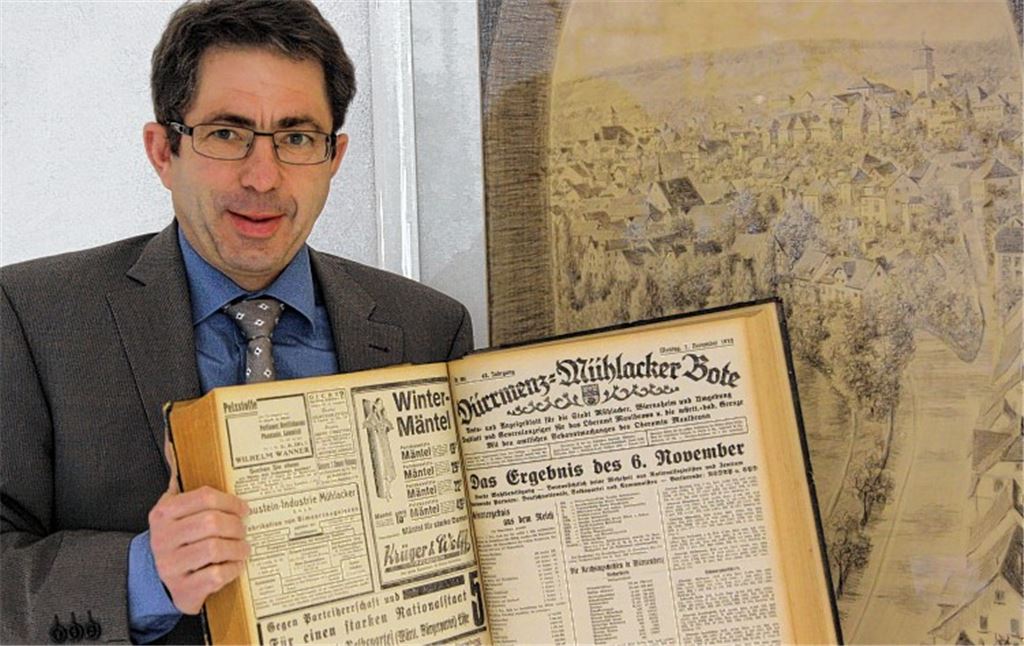 Hans-Ulrich Wetzel mit einer Sammlung des Dürrmenz-Mühlacker Bote, hier mit einer Ausgabe vom 7.November 1932.