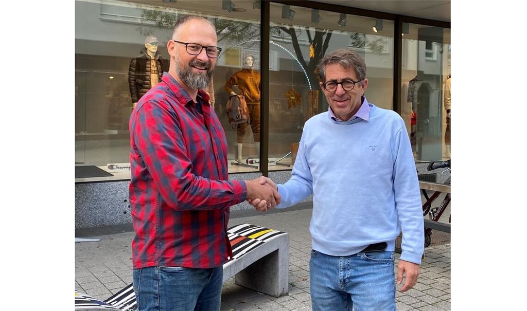 Hans-Ulrich Wetzel (re.), Vorsitzender des Vereins „Mühlacker Aktiv“, freut sich, dass Steffen Roller die Position des Citymanagers übernimmt. Foto: privat