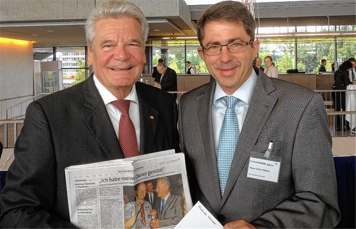 Hans-Ulrich Wetzel überbringt dem Bundespräsidenten die Grüße der Mühlacker Pfadfinder.