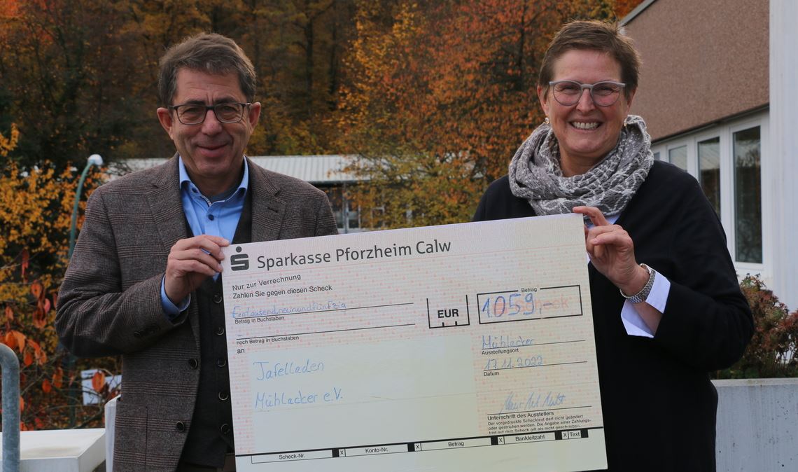 Hans-Ulrich Wetzel überreicht Irmgard Muthsam-Polimeni die Spende. Foto: Disselhoff