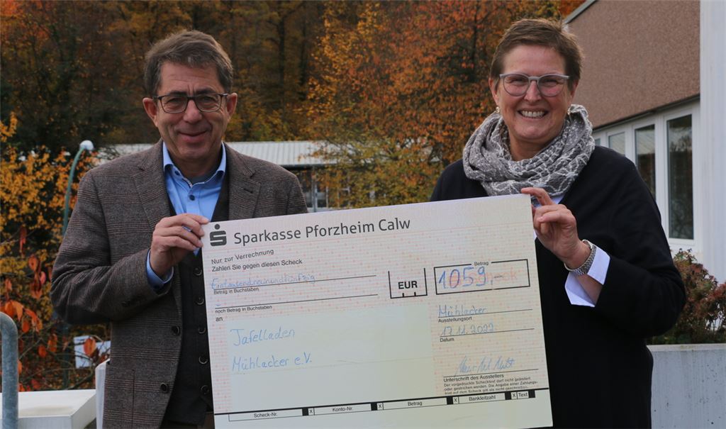 Hans-Ulrich Wetzel überreicht Irmgard Muthsam-Polimeni die Spende. Foto: Disselhoff