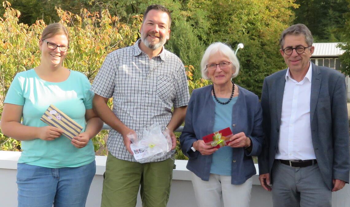 Hans-Ulrich Wetzel (v.re.) mit den Erst- bis Drittplatzierten Sigrid Kälber, Martin Metzger und Kathrin Pfisterer. Foto: Becker
