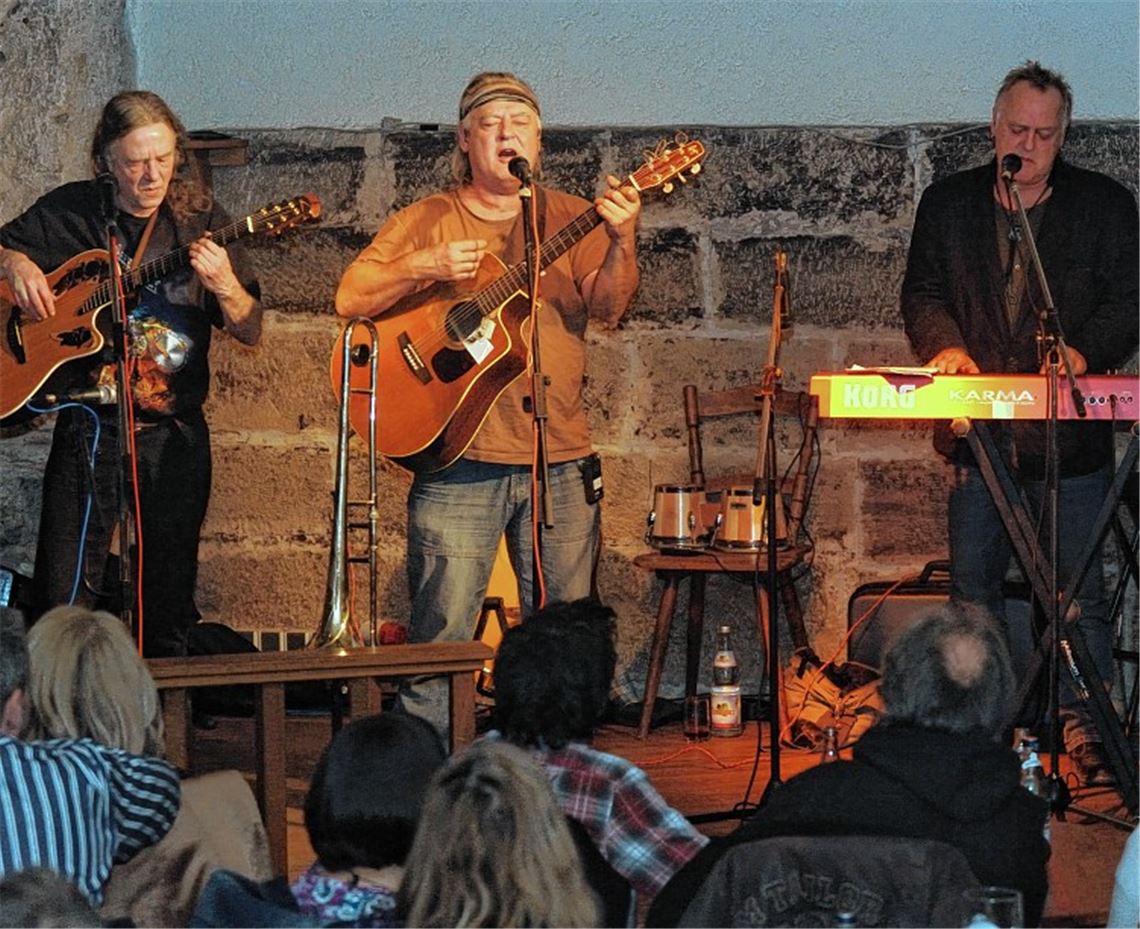 Hansi Fink, Georg Köberlein und Alexander Köberlein (v. li.) verbreiteten als „Grachmusikoff“ im Knittlinger Kulturkeller „Cellarium“ ihren schwäbisch-urigen Charme.