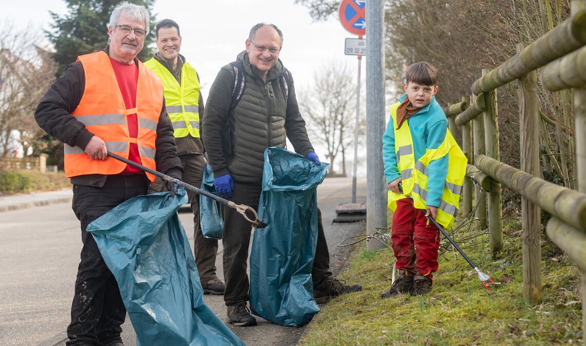 Hansjörg Genannt, Bürgermeister Aaron Treut, Armin Knoblich und Joshua Graf (v.li.) sind zum Finale der Putzete an der Stuttgarter Straße im Einsatz. Foto: Fotomoment
