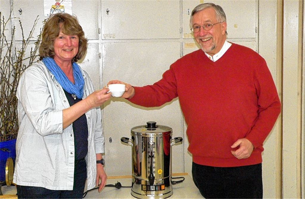 Hansjörg Lechler von der Bürgerstiftung stößt mit Rektorin Andrea Bernhard auf den neuen Kaffeeautomaten an. Foto: privat
