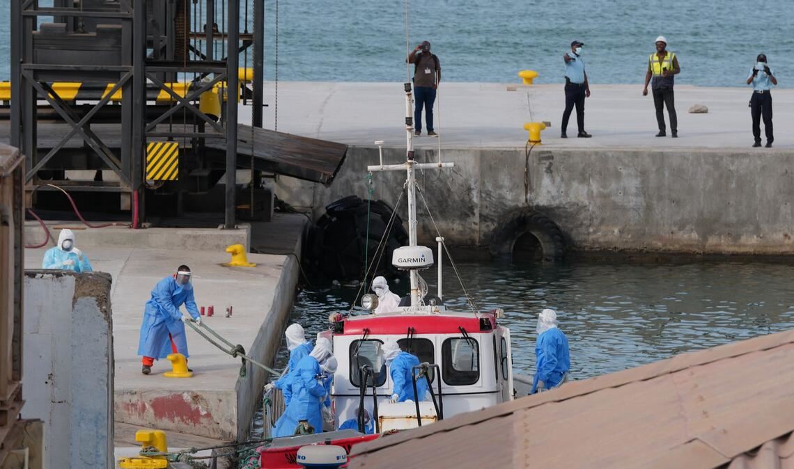 Hantavirus: Gesundheitspersonal in Schutzkleidung bringt Passagiere vom Kreuzfahrtschiff "Hondius" in einen Hafen auf den Kapverden.