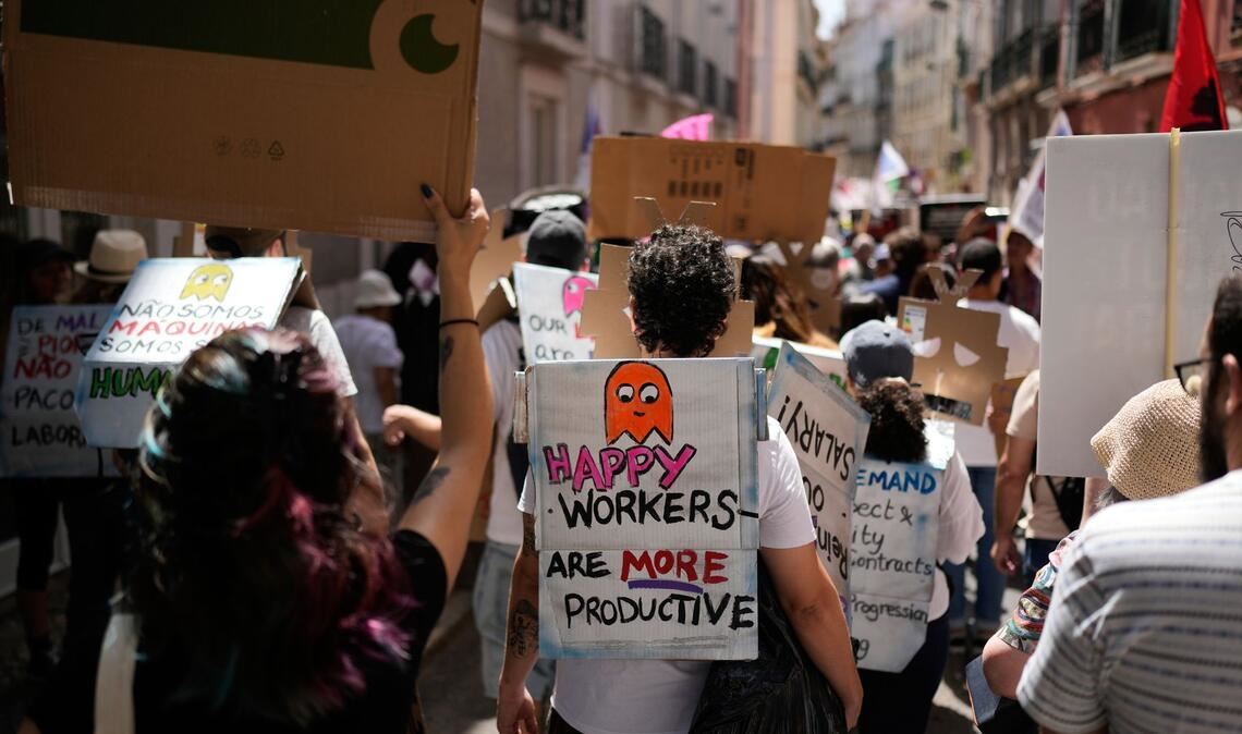 "Happy Workers are more productive" (Glückliche Menschen sind produktiver), heißt es bei einem Demonstranten wärhend eines eintägigen Generalstreiks gegen die geplante Arbeitsmarktreform der konservativen Regierung.