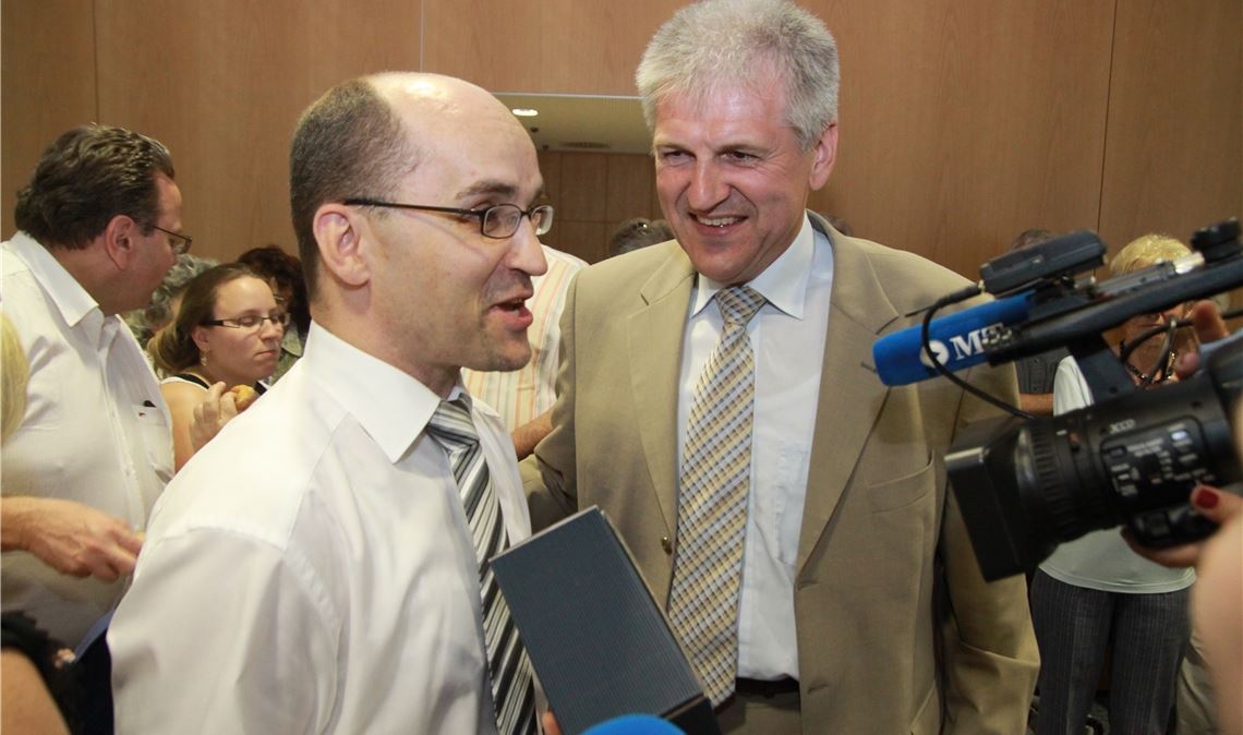 Harald Eiberger (li., mit Vaihingens Oberbürgermeister Gerd Maisch) am Tag seiner Wiederwahl 2013. Nun wirbt er erneut ums Vertrauen der Bürger. Foto: Archiv
