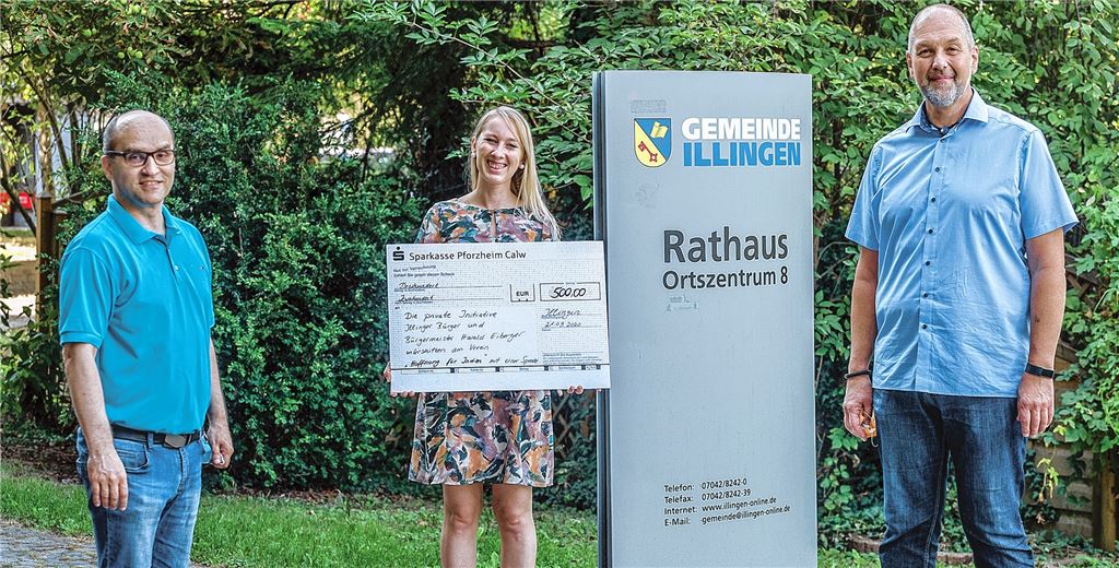 Harald Eiberger (li.) und Rüdiger Linn überreichen die Spende an Carolin Kirschner. Foto: vh