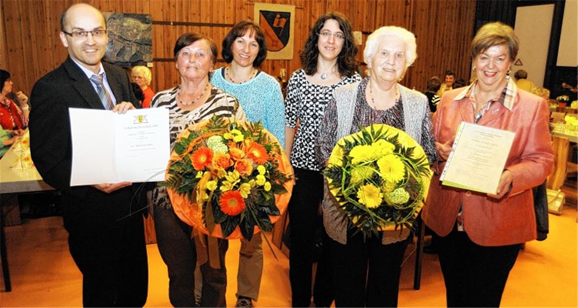 Harald Eiberger überreicht Sigrid Fink im Beisein von Gabi Langenstein und Ulrike Schäfhauer die Ehrennadel des Landes Baden-Württemberg, und Gerlinde Schmid wird von Margot Schellenbaum (v.li.) für 25-jährige Mitgliedschaft geehrt.