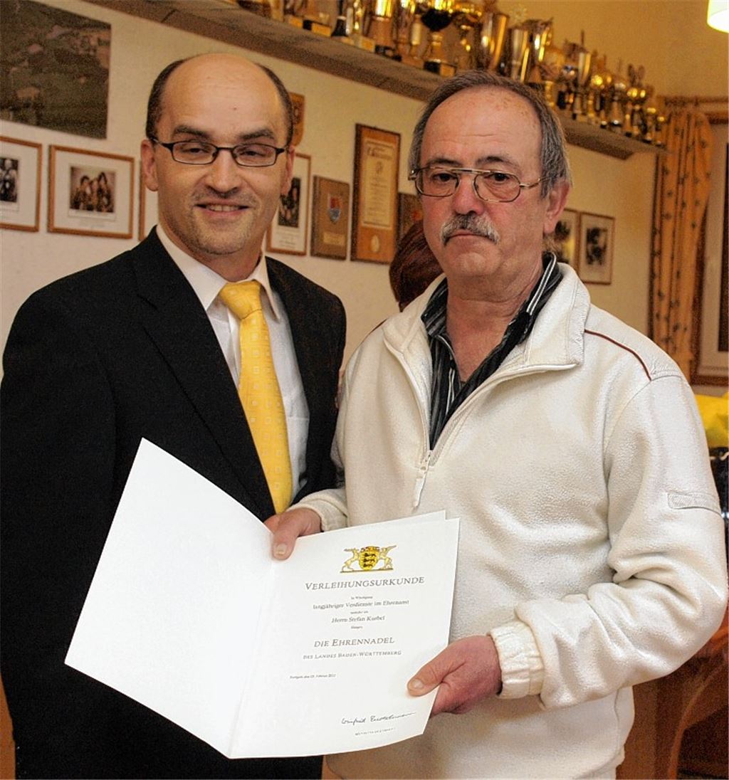 Harald Eiberger zeichnet Stefan Kurbel (re.) mit der Ehrennadel des Landes aus. Foto: Appich