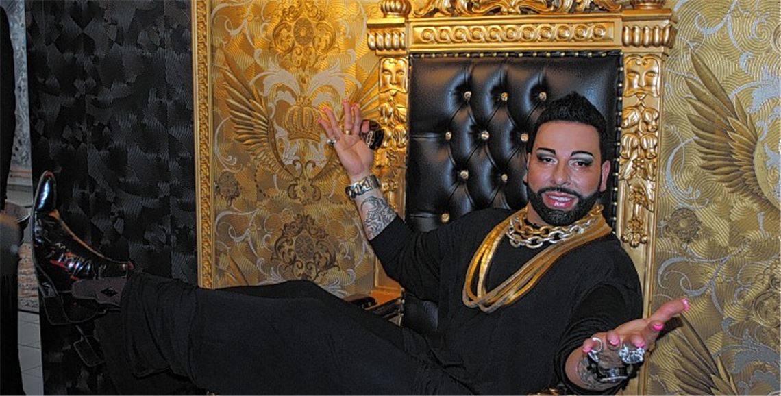 Harald Glööckler in seinem Element: Der Modezar eröffnet schrill und „pompööss“ seinem neuen Outlet-Store in Ellmendingen-Keltern. 