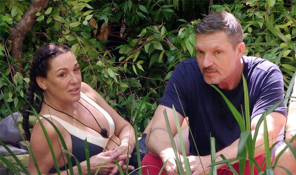 Hardy Krüger jr. scheidet kurz vor dem Finale aus, Simone Ballack kann weiter auf die Dschungelkrone hoffen.