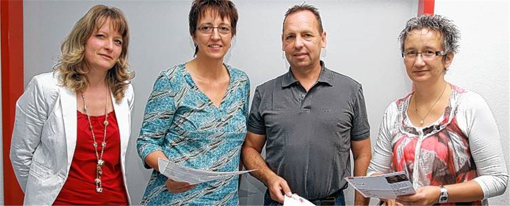 Hardy Schober informiert in der Einrichtung (v. li.) Concilio Doro Treut-Amar, Alexandra Rapp und Marion Aichele über die Arbeit der Stiftung gegen Gewalt an Schulen..