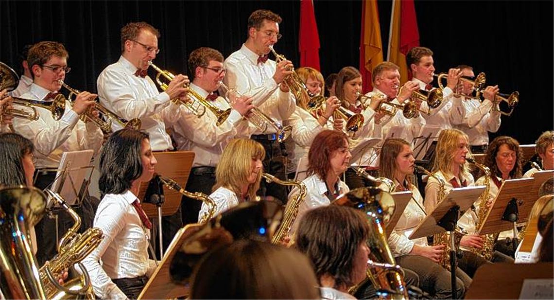 Harmonie-Fanfaren lassen Musiker des großen Blasorchesters des MV Enzberg beim Neujahrskonzert im Mühlehof ertönen. 
