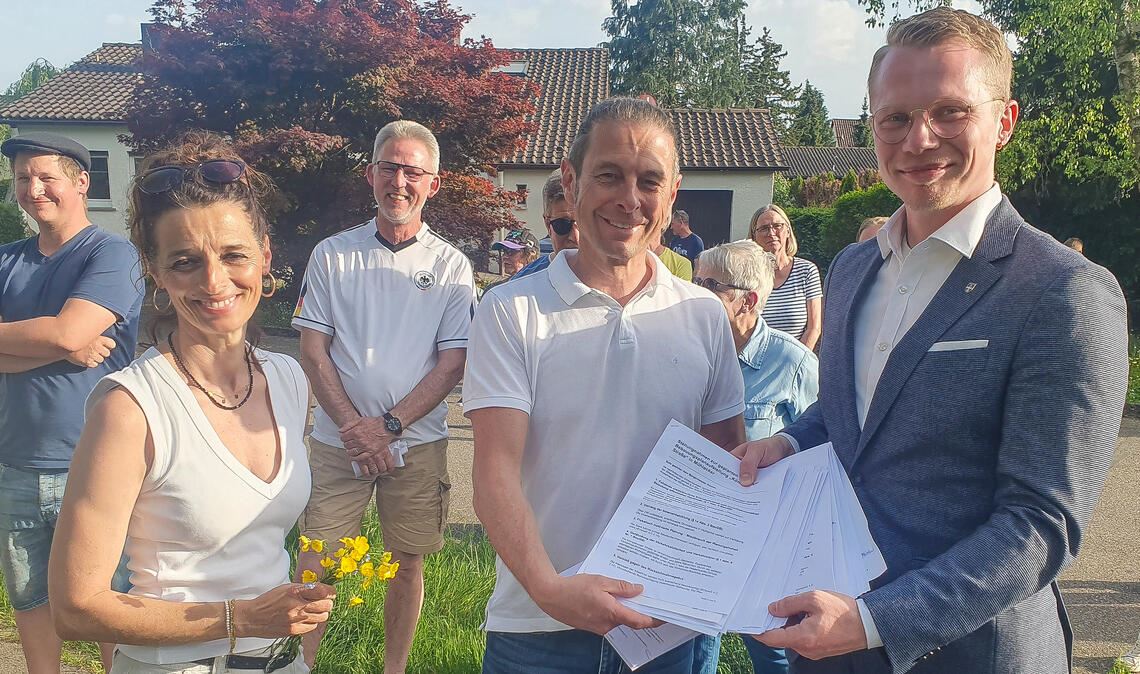 Harmonischer Abschluss nach einer zum Teil hitzigen Diskussion: Gabriele und Frank Hasenauer übergeben OB-Kandidat Paul Renner (re.) im Namen der Anwohner 47 Stellungnahmen zum geplanten Wohngebiet an der Königsberger Straße in Mühlacker.Foto: Schröder
