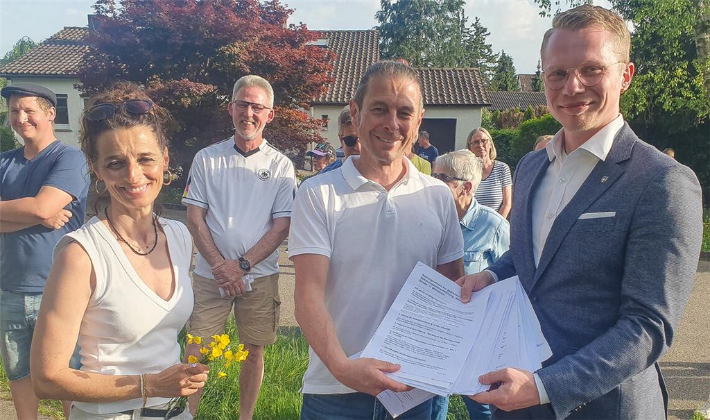 Harmonischer Abschluss nach einer zum Teil hitzigen Diskussion: Gabriele und Frank Hasenauer übergeben OB-Kandidat Paul Renner (re.) im Namen der Anwohner 47 Stellungnahmen zum geplanten Wohngebiet an der Königsberger Straße in Mühlacker.Foto: Schröder