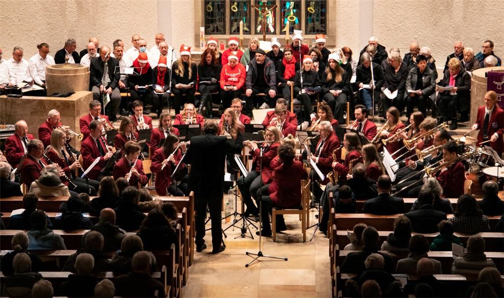 Harmonisches Zusammenspiel: Sängerinnen und Sänger verschiedener Chöre proben bei „Sing mit!“ den Schulterschluss mit dem Publikum. Fotos: Jertschewske