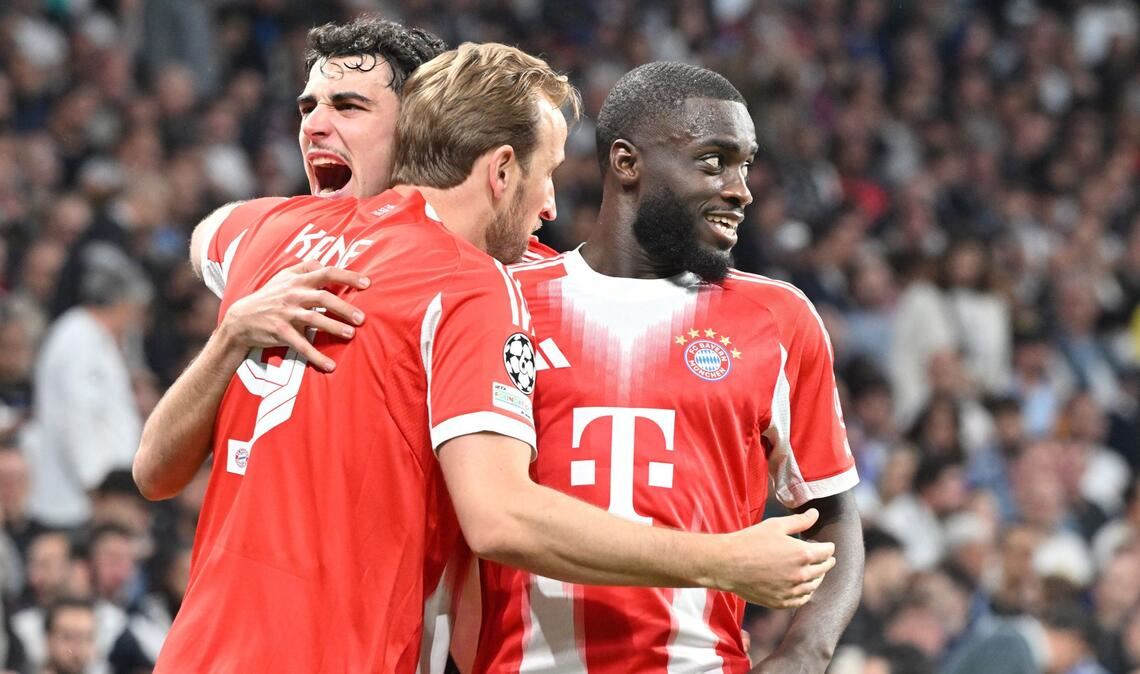 Harry Kane feiert mit Aleksandar Pavlovic und Dayot Upamecano.