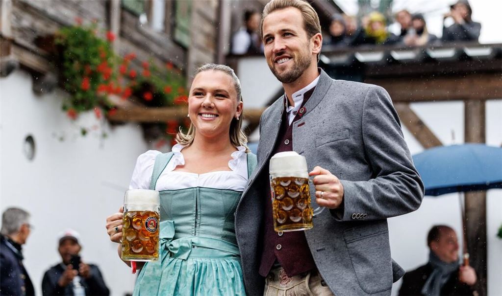 Harry Kane präsentierte sich mit seiner Frau Katie Goodland in bester Wiesn-Stimmung.