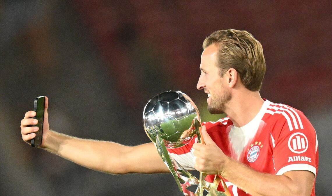 Harry Kane vom FC Bayern setzt sich nach dem Gewinn des Supercups selbst in Szene. Jetzt geht es in der Bundesliga los.
