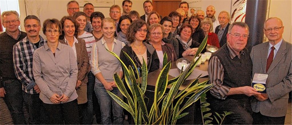 Harry Walbersdorf (2.v.re.) freut sich über die Ehrenmitgliedschaft im TV Mühlacker, die ihm der Vereinsvorsitzende Manfred Michallik (re.) verliehen hat. Rund 30 weitere Mitglieder des Turnvereins erhalten für ihr engagiertes Mitwirken im Jubiläumsjahr Medaillen mit dem neuen Vereinslogo und einer rückseitigen Inschrift: „Für besondere Leistungen und Verdienste im Verein“. Fotos: Eigner