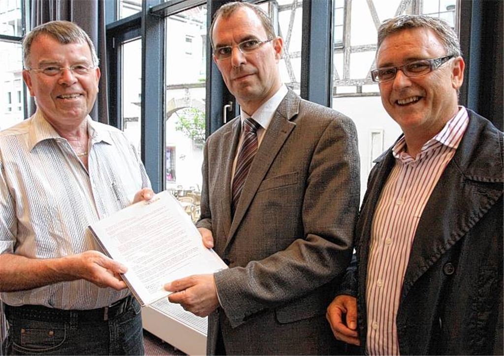 Harry Walbersdorf (li.) und Volker Kolacek vom SSV Mühlacker überreichen die Unterschriften an Oberbürgermeister Frank Schneider. Foto: Eigner