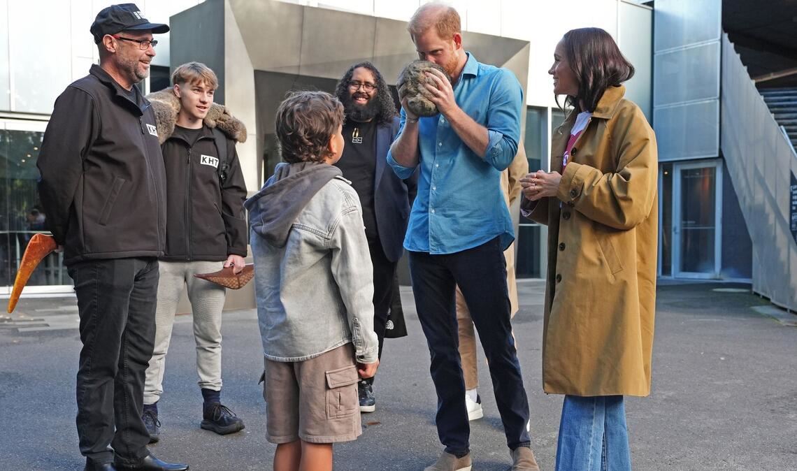 Harry und Meghan ließen sich einen Marngrook-Ball zeigen, der für ein traditionelles indigenes Ballspiel benutzt wird.