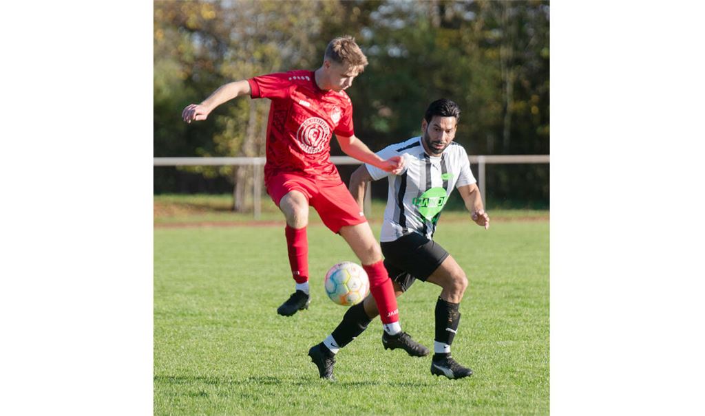 Hart umkämpft war die Partie zwischen dem TSV Maulbronn (rote Trikots) und der Spielvereinigung Zaisersweiher, bei der die Gäste schließlich mit 1:0 siegten.
