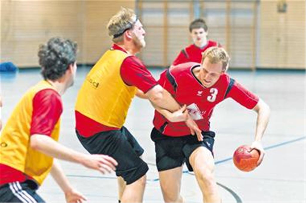 Hart umkämpftes Nachbarschaftsduell: Die SG Pforzheim-Wiernsheim (in Rot) setzt sich gegen die TSG Niefern II durch. Foto: Zschorsch