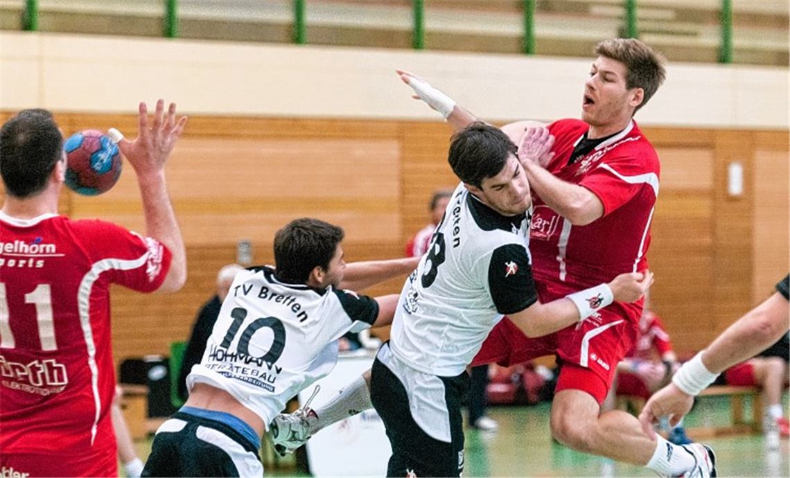 Hart umkämpftes Spiel: Der TV Bretten (weiße Trikots) fängt gut an, muss sich am Ende jedoch der Knittlinger Stärke beugen. 